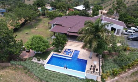 Villa en Alquiler en SAJOMA: Cuenta con 3 habitaciones, Piscina y Jacuzzi Privado