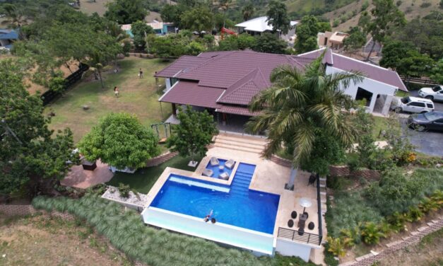 Villa en Alquiler en SAJOMA: Cuenta con 3 habitaciones, Piscina y Jacuzzi Privado